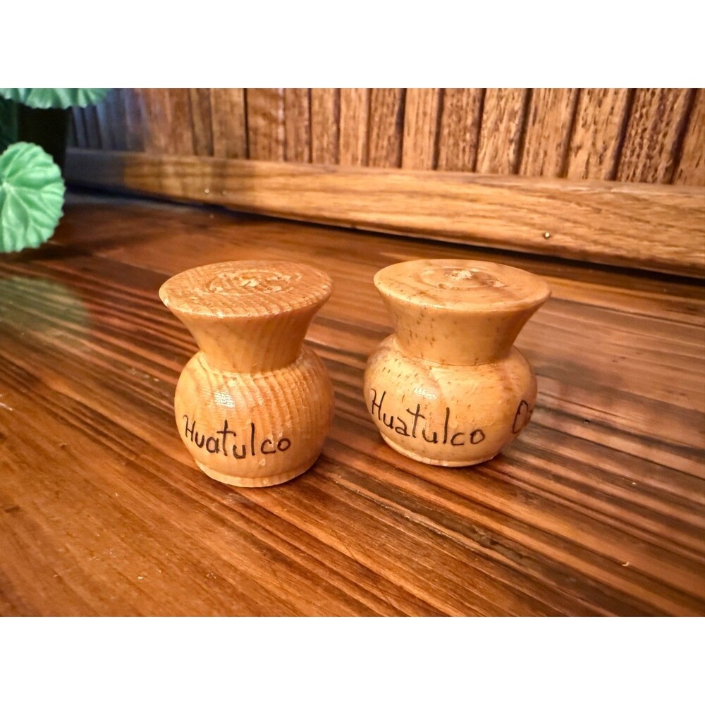 Vintage Huatulco Oaxaca Mexico Wood Salt & Pepper Shakers Souvenir Pair